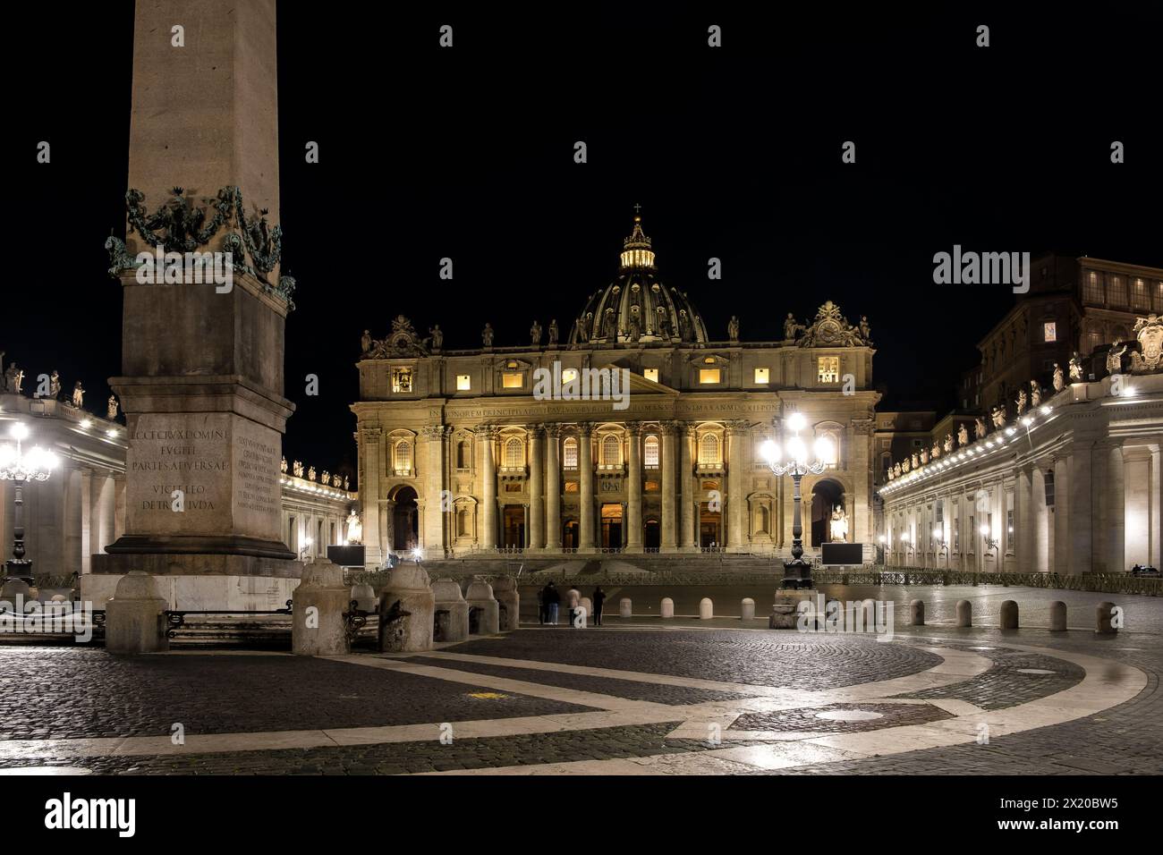 Nächtlicher blick auf den Petersplatz in der Vatikanstadt mit dem Vatikanischen Obelisken im Zentrum, mit St.. Petersdom im Hintergrund Stockfoto