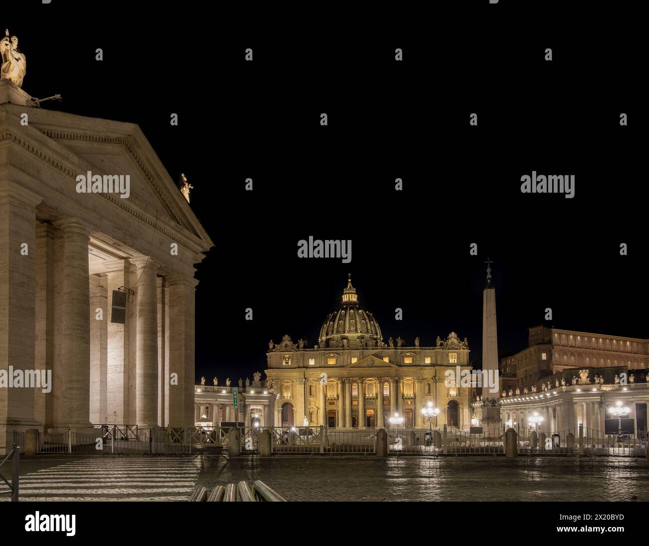 Nächtlicher blick auf den Petersplatz in der Vatikanstadt mit dem Vatikanischen Obelisken im Zentrum, mit St.. Petersdom im Hintergrund Stockfoto