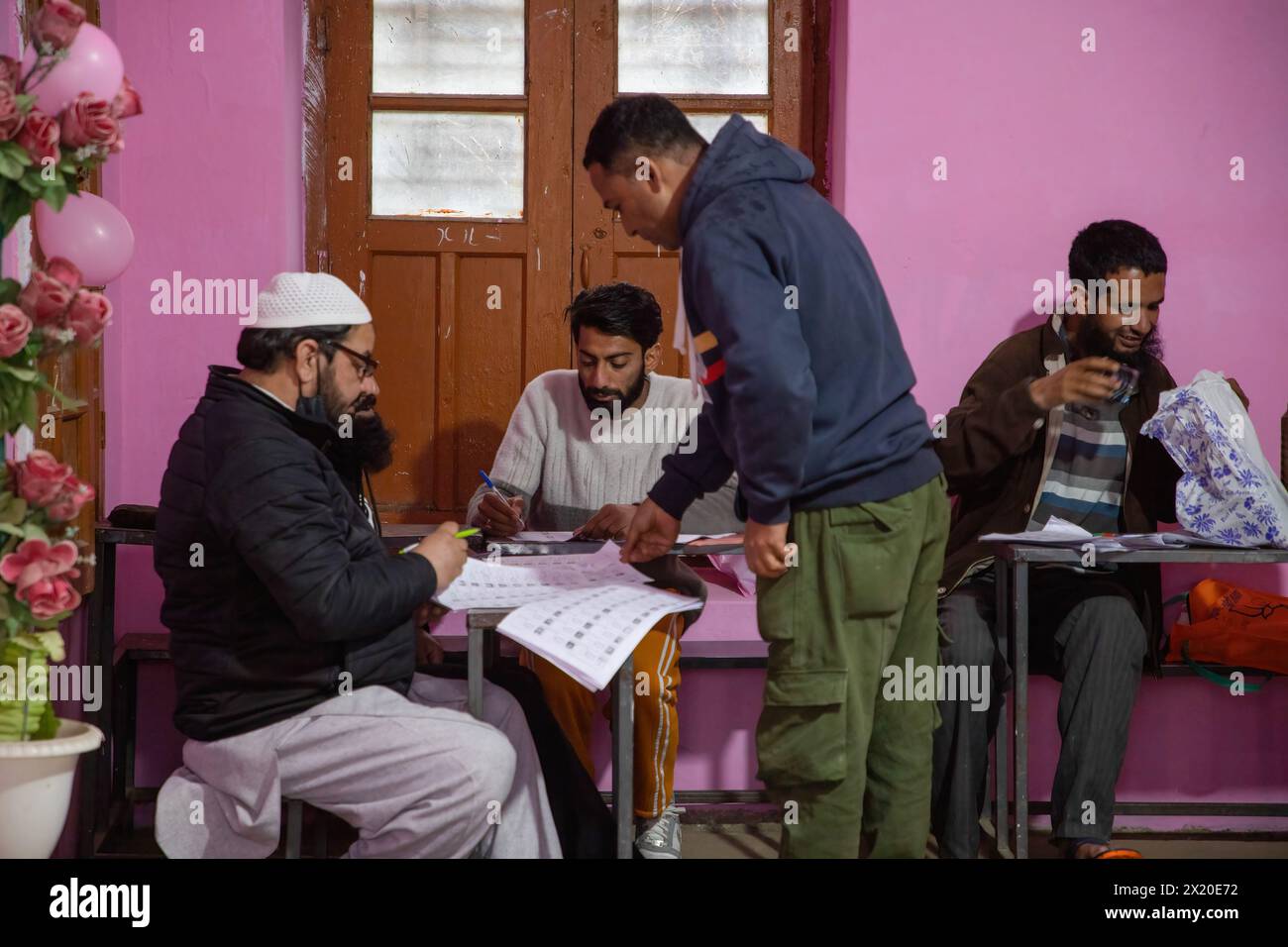 Ein Mann überprüft seinen Namen auf einer Wahlliste in einem Wahllokal während der ersten Phase der Lok Sabha, oder Unterhaus, der indischen Parlamentswahlen in Banihal, einem Gebiet im Bezirk Ramban im Wahlkreis Udhampur. Die Lok Sabha-Parlamentswahlen 2024 sind die ersten großen Wahlen in Jammu und Kaschmir, seit Neu-Delhi im Jahr 2019 Artikel 370, den halbautonomen Sonderstatus der Region, ablegte. Die Abstimmung in Indien, der größten Demokratie in worldís, findet zwischen dem 19. April und dem 1. Juni 2024 in sieben Phasen statt. Über 970 Millionen Wähler, mehr als 10 % der worldís Stockfoto