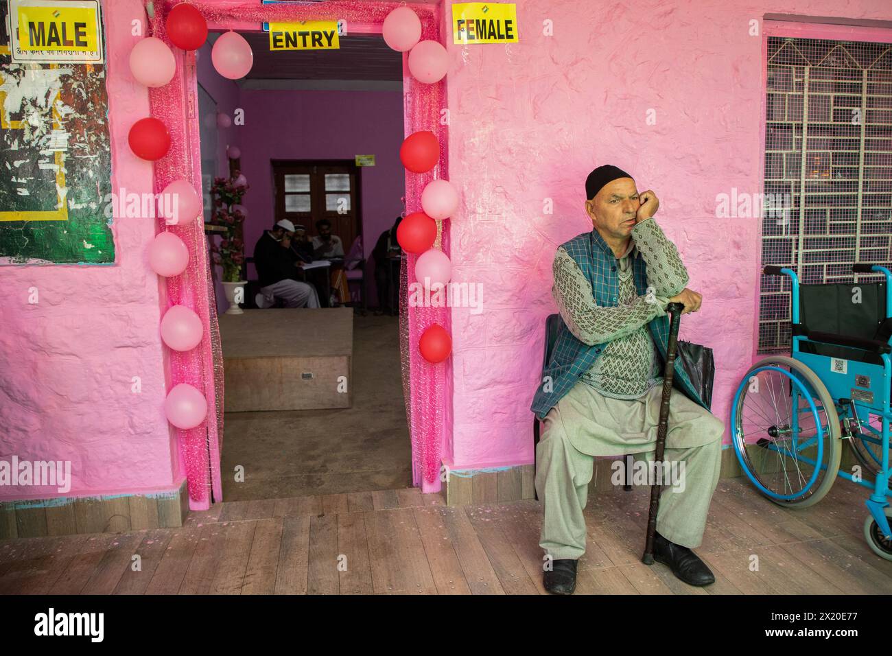 Ein älterer Mann wartet vor einem Wahlhaus, um seine Stimme während der ersten Phase der Lok Sabha, oder Unterhaus, der indischen Parlamentswahlen in Banihal abzugeben, einem Gebiet im Bezirk Ramban im Wahlkreis Udhampur. Die Lok Sabha-Parlamentswahlen 2024 sind die ersten großen Wahlen in Jammu und Kaschmir, seit Neu-Delhi im Jahr 2019 Artikel 370, den halbautonomen Sonderstatus der Region, ablegte. Die Abstimmung in Indien, der größten Demokratie in worldís, findet zwischen dem 19. April und dem 1. Juni 2024 in sieben Phasen statt. Über 970 Millionen Wähler, mehr als 10 % der worldís Stockfoto