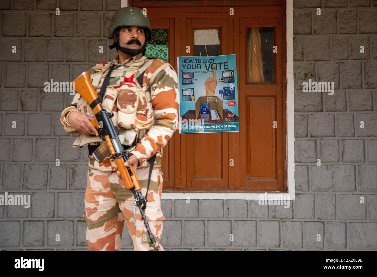 Indische paramilitärische Truppen stehen außerhalb einer Wahlstation während der ersten Phase der Lok Sabha, oder Unterhaus, der indischen Parlamentswahlen in Banihal, einem Gebiet im Bezirk Ramban im Wahlkreis Udhampur. Die Lok Sabha-Parlamentswahlen 2024 sind die ersten großen Wahlen in Jammu und Kaschmir, seit Neu-Delhi im Jahr 2019 Artikel 370, den halbautonomen Sonderstatus der Region, ablegte. Die Abstimmung in Indien, der größten Demokratie in worldís, findet zwischen dem 19. April und dem 1. Juni 2024 in sieben Phasen statt. Über 970 Millionen Wähler, mehr als 10 % der worldís Pop Stockfoto