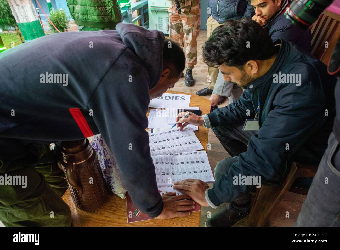 Ein Mann sucht seinen Namen in einer Wählerliste vor einem Wahllokal in Banihal, einem Gebiet im Ramban-Bezirk des Wahlkreises Udhampur während der ersten Phase der Lok Sabha. oder Unterhaus der indischen Parlamentswahlen in Banihal, einem Gebiet im Bezirk Ramban des Wahlkreises Udhampur. Die Lok Sabha-Parlamentswahlen 2024 sind die ersten großen Wahlen in Jammu und Kaschmir, seit Neu-Delhi im Jahr 2019 Artikel 370, den halbautonomen Sonderstatus der Region, ablegte. Die Abstimmung in Indien, der worldís größten Demokratie, wird in sieben Phasen stattfinden Stockfoto