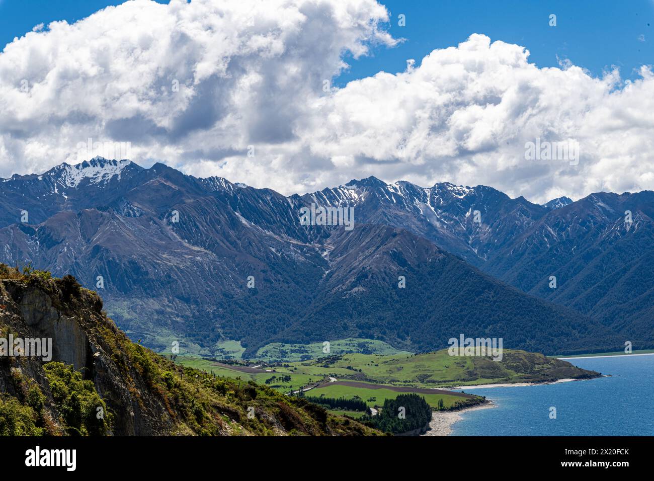 Blick auf den Lake Wanaka von Wanaka und von Aussichtsbereichen. Stockfoto