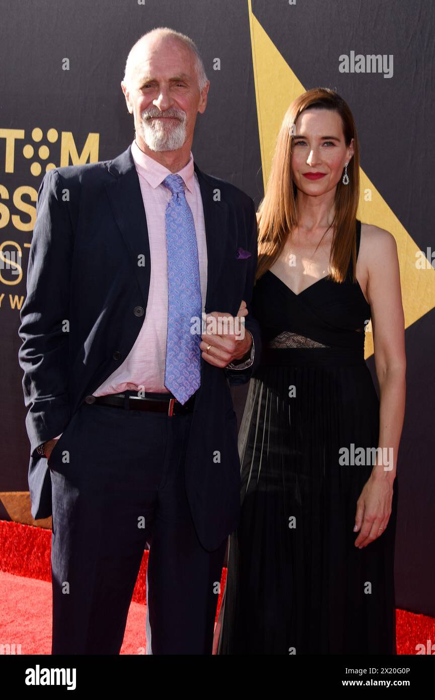 Hollywood, USA. April 2024. Keith Carradine und Hayley DuMond kamen bei der Präsentation zum 30. Jahrestag von „Pulp Fiction“ als Eröffnungsfilm des 2024 TCM Classic Film Festivals im TCL Chinese Theatre in Hollywood, CA am 18. April 2024. © Janet Gough/AFF-USA.COM Credit: AFF/Alamy Live News Stockfoto