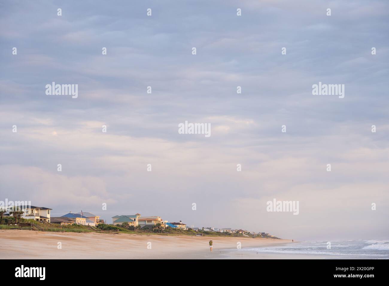 Ein Spaziergang bei Sonnenaufgang an einem ruhigen, leeren Strand am South Ponte Vedra Beach im Nordosten Floridas. (USA) Stockfoto