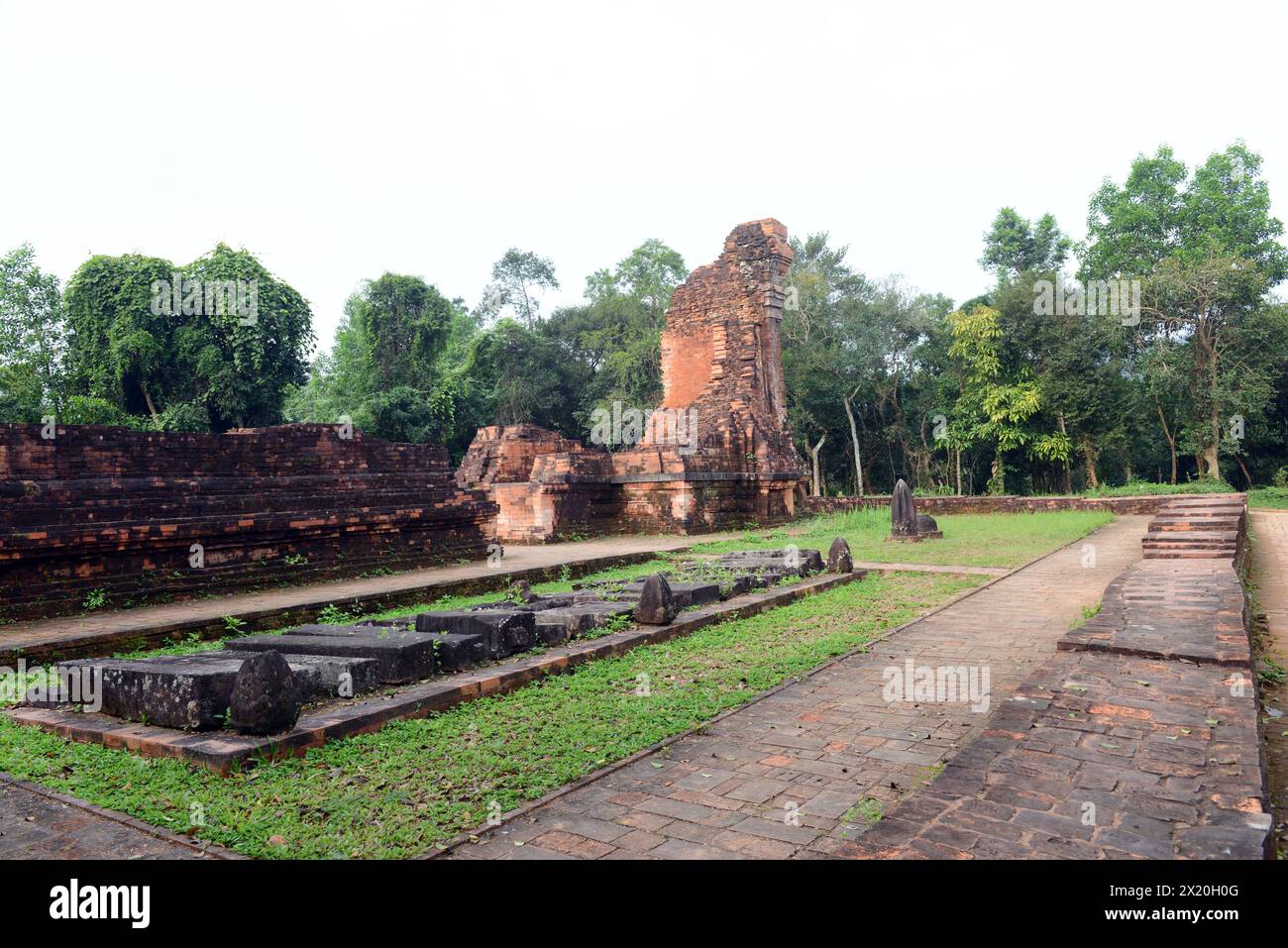 Antike Tempelruinen im archäologischen Park Mỹ Sơn in der Provinz Quảng Nam, Vietnam. Stockfoto