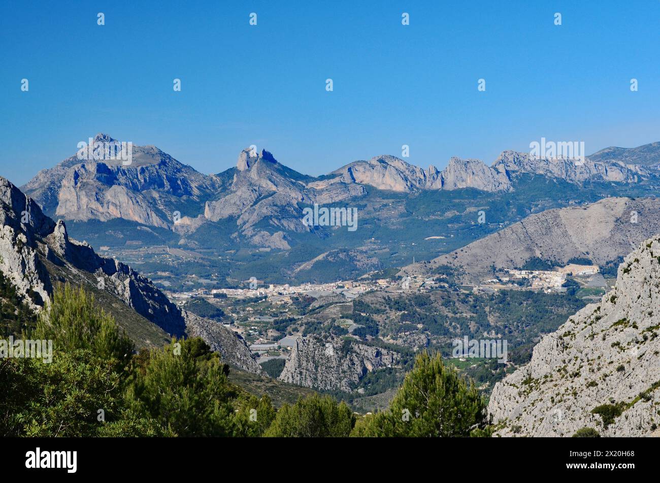 Höchste Berge der Costa Blanca, Spanien Puig Campana, 1408, mit Aitana Massiv, 1585 Meter Stockfoto