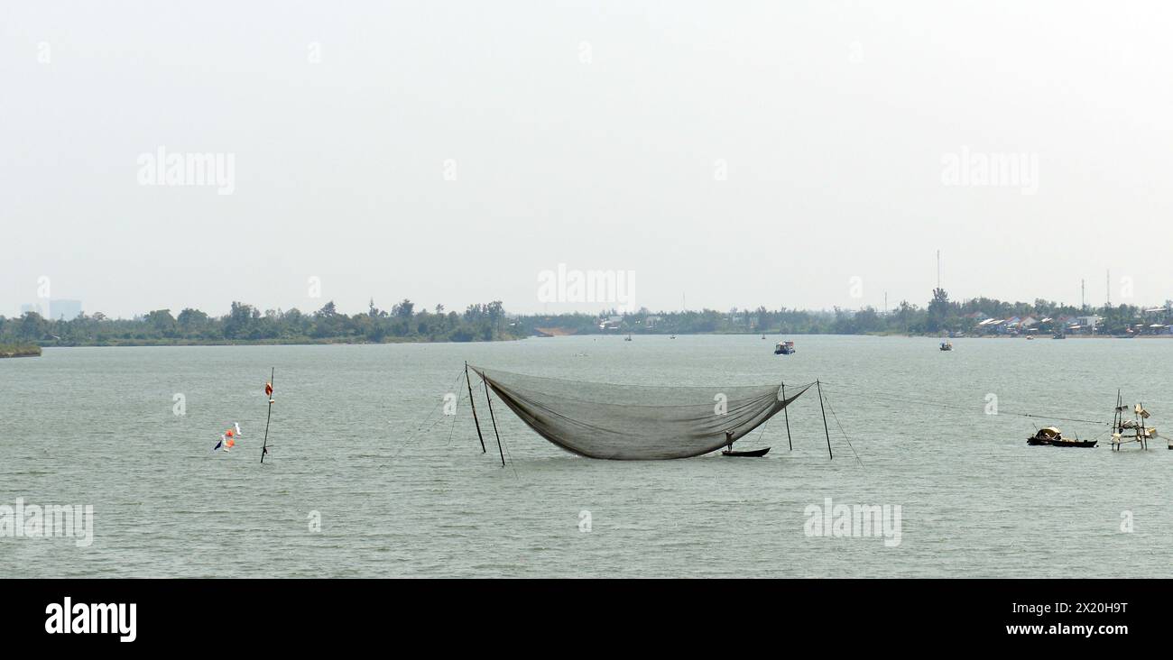 Blick auf den Wasserweg von der Cầu Phước Trạch-Brücke in der Nähe des Cau Dai Strandes in Hoi an, Vietnam. Stockfoto