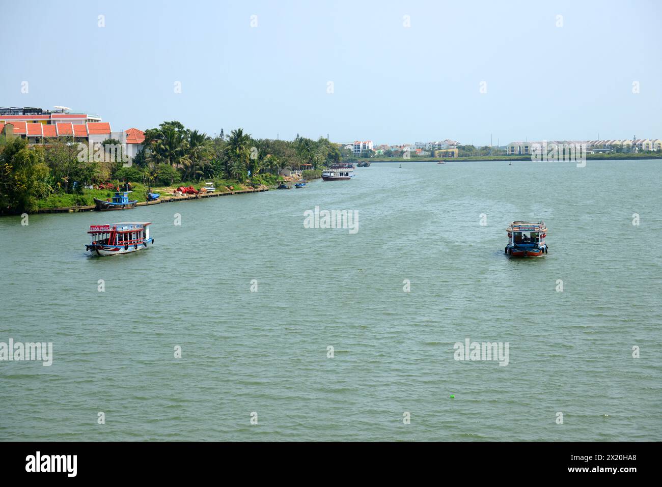 Blick auf den Wasserweg von der Cầu Phước Trạch-Brücke in der Nähe des Cau Dai Strandes in Hoi an, Vietnam. Stockfoto