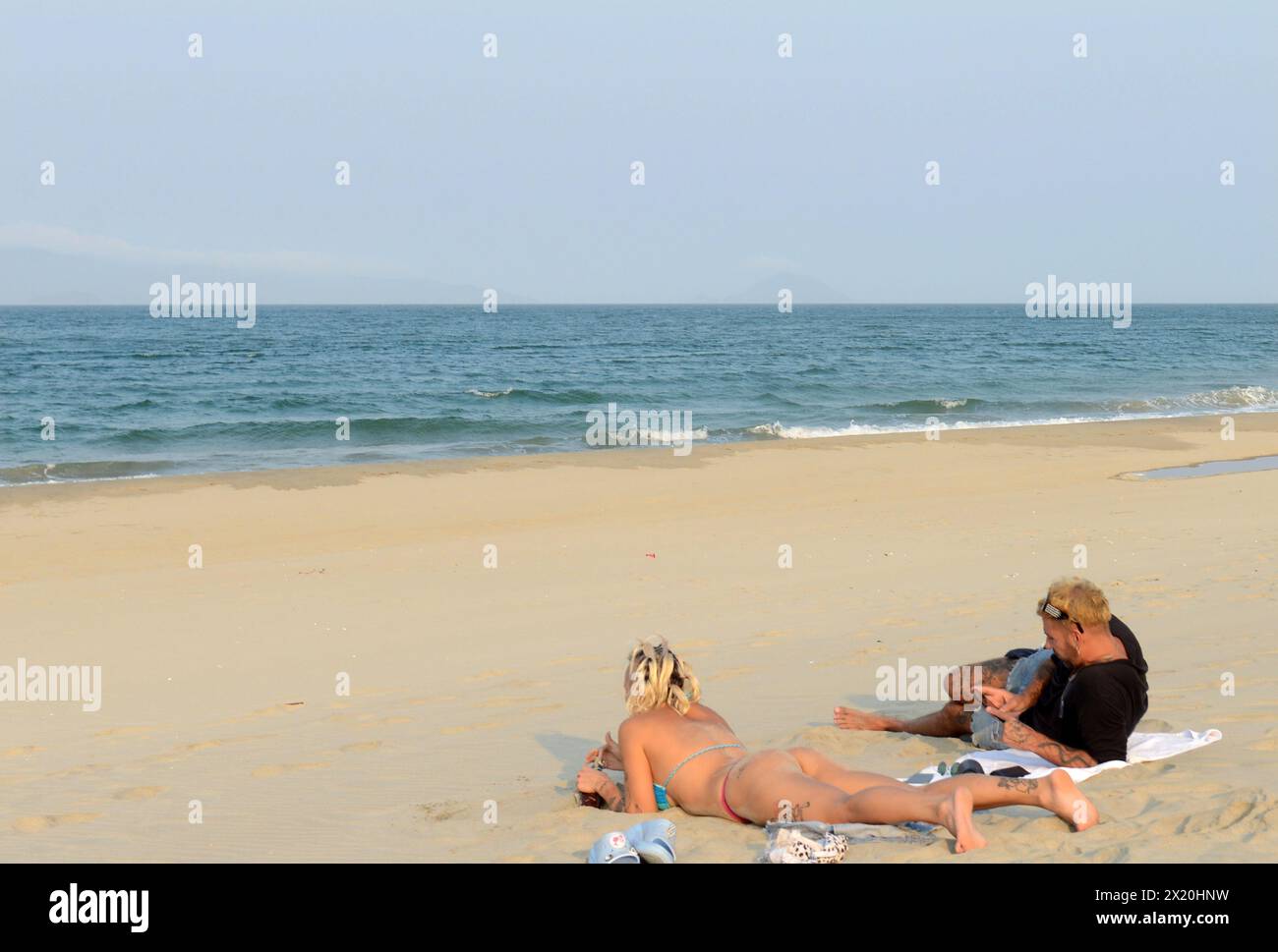 Touristen Sonnenbaden am Cua Dai Strand, Hoi an, Vietnam. Stockfoto