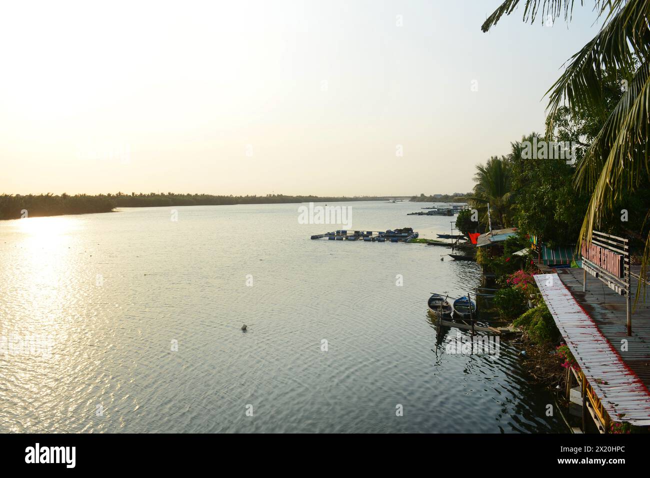 Blick auf den Wasserweg von der Cầu Phước Trạch-Brücke in der Nähe des Cau Dai Strandes in Hoi an, Vietnam. Stockfoto
