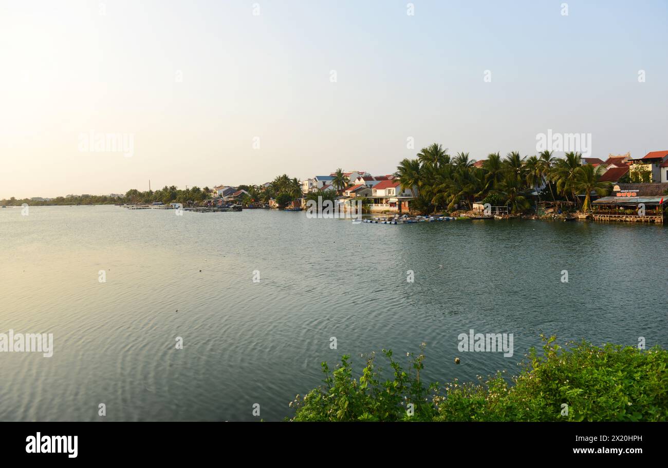 Blick auf den Wasserweg von der Cầu Phước Trạch-Brücke in der Nähe des Cau Dai Strandes in Hoi an, Vietnam. Stockfoto
