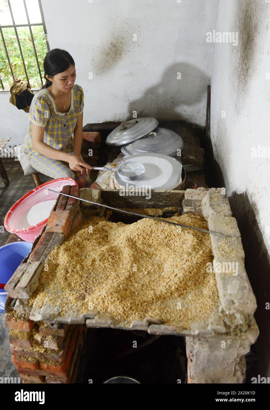 Traditionelle Reisnudeln in einem kleinen Familienbetrieb auf Cam Kim Island, Hoi an, Vietnam. Stockfoto