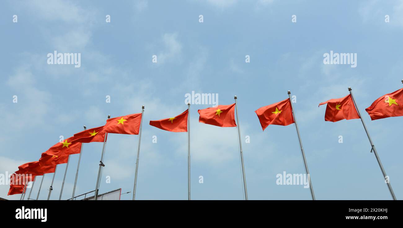 Vietnamesische Flaggen neben dem Kulturzentrum in der Altstadt von Hoi an, Vietnam. Stockfoto