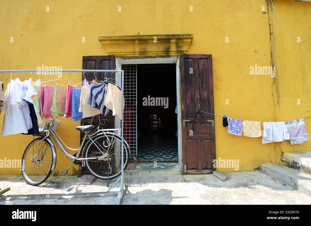 Wäschetrocknung vor einem Haus in der Altstadt von Hoi an, Vietnam. Stockfoto