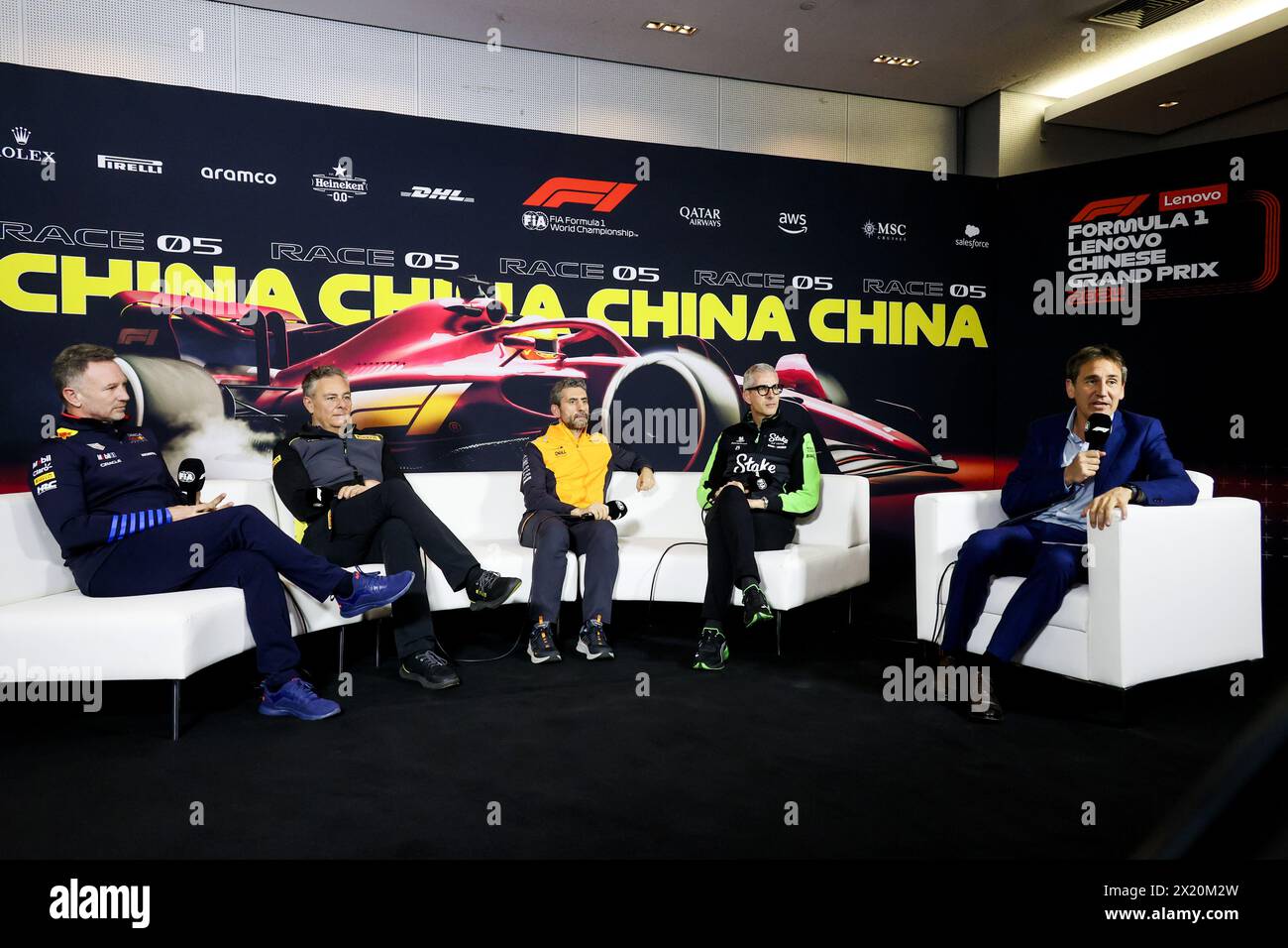 Shanghai, China, 19.04.2024. HORNER Christian (gbr), Teamleiter Red Bull Racing, Porträt, ISOLA Mario (ita), Motorsport Racing Manager von Pirelli, Porträt, STELLA Andrea (ita), Teamleiter des McLaren F1 Teams, Porträt, ALUNNI BRAVI Alessandro (ita), Geschäftsführer der sauber Group & Teamvertreter, Portrait Teams Pressekonferenz während des Formel 1 Lenovo Chinese Grand Prix 2024, 5. Runde der Formel 1 Weltmeisterschaft 2024 vom 19. bis 21. April 2024 auf dem Shanghai International Circuit in Shanghai, China Credit: Independent Photo Agency/Alamy Live News Stockfoto