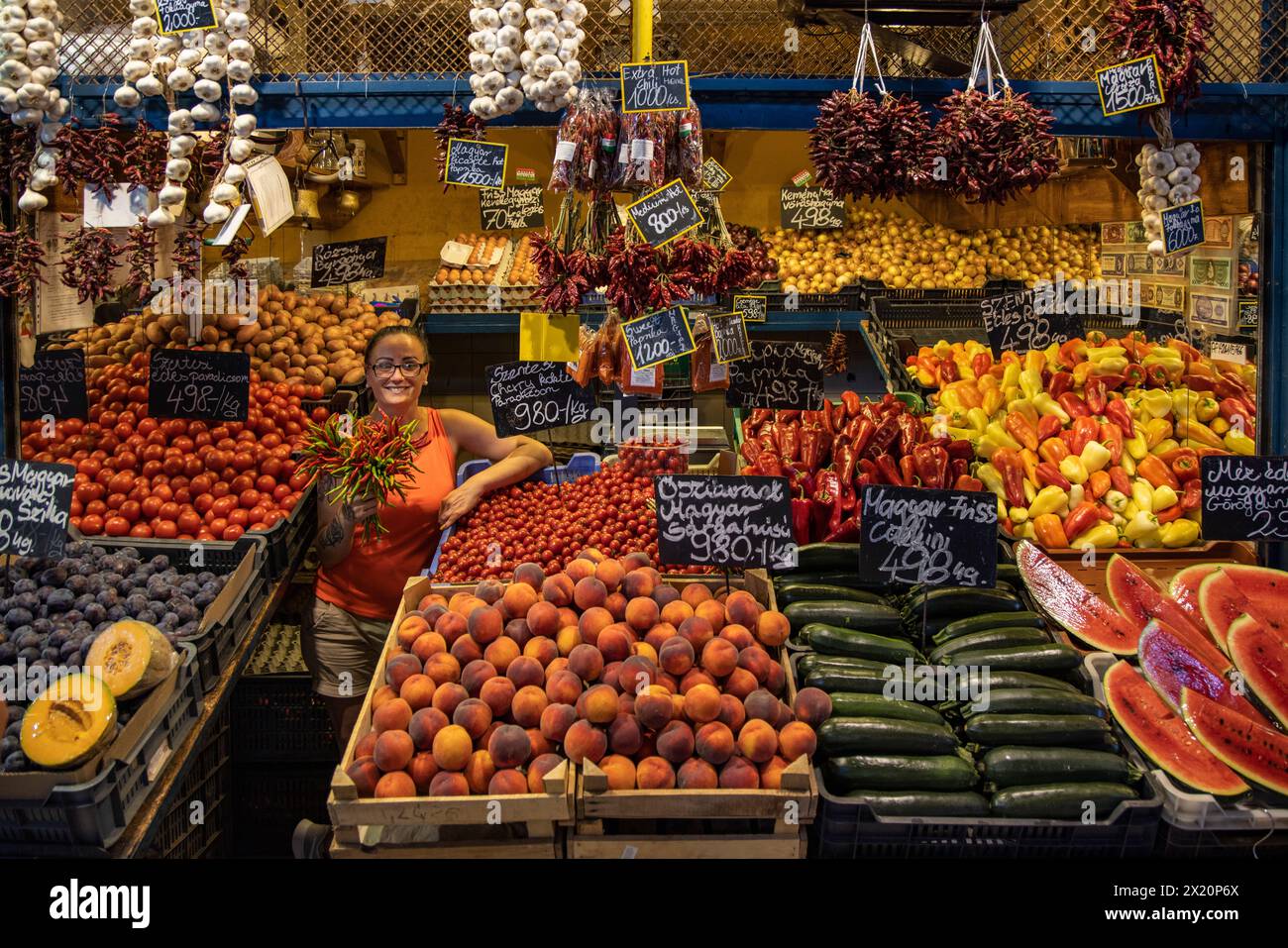 Glücklicher Obst- und Gemüsehändler in der zentralen Markthalle, Budapest, Pest, Ungarn, Europa Stockfoto