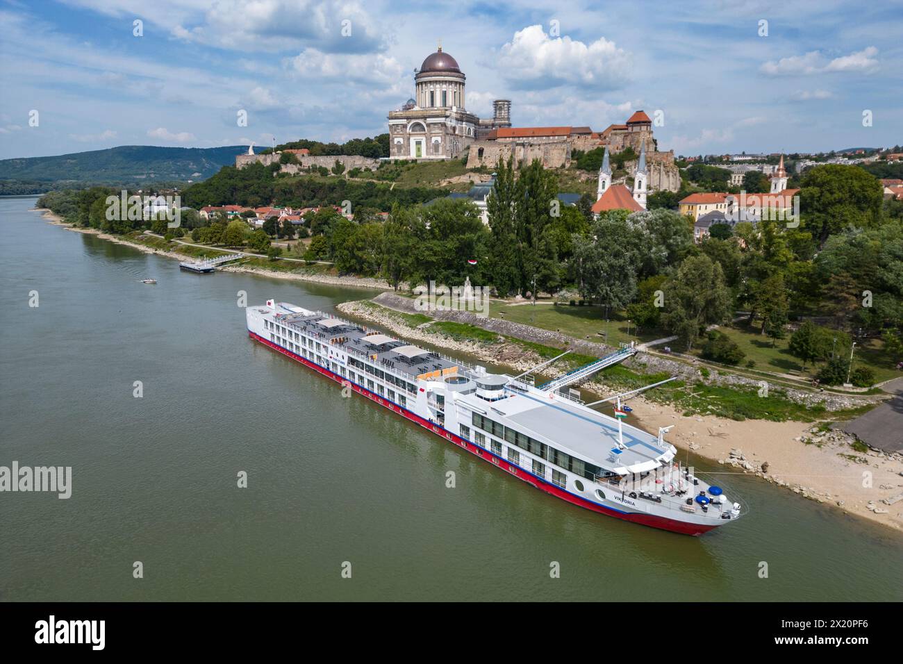Luftaufnahme des Flusskreuzfahrtschiffs Viktoria (nicko-Kreuzfahrten), das auf der Donau mit der Kathedrale Esztergom vertäut ist, Esztergom, Komárom-Esztergom, Ungarn, Stockfoto
