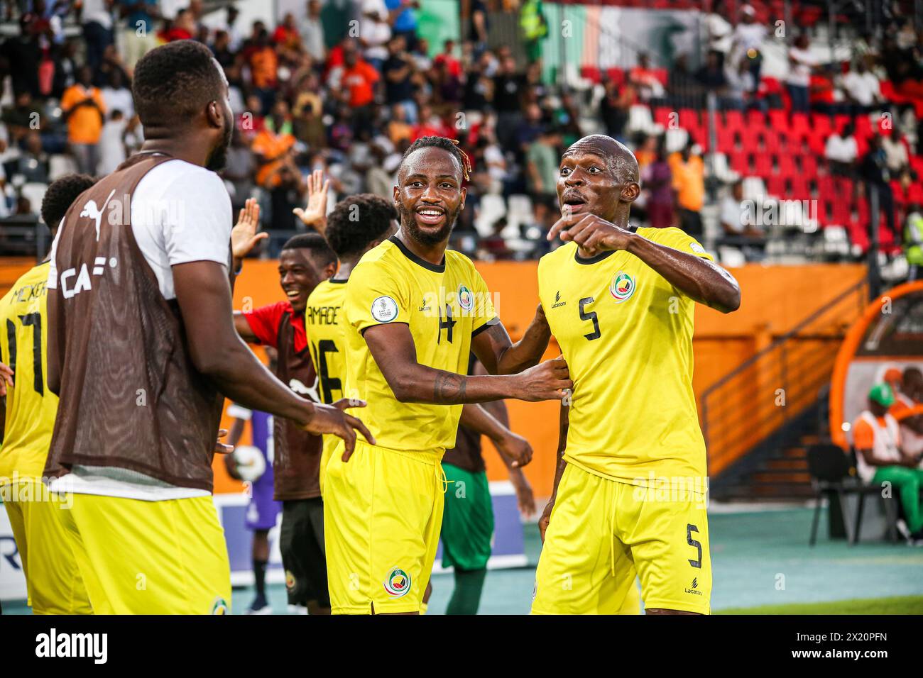 ABIDJAN, ELFENBEINKÜSTE - 14. JANUAR; Domingos und Bruno Langa aus Mosambik während der Matchwette TotalEnergies Caf Africa Cup of Nations (Afcon 2023) Stockfoto