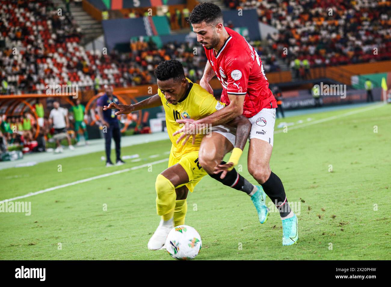 ABIDJAN, ELFENBEINKÜSTE - 14. JANUAR; König Lau von Mosambik und Mohamed Hamdi von Ägypten während des TotalEnergies Caf Africa Cup of Nations (Afcon 2023 Stockfoto