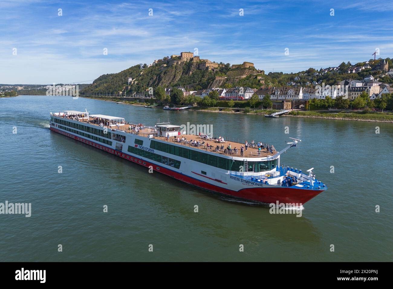 Luftaufnahme des Flussschiffes Rhein Symphonie (nicko-Kreuzfahrten) auf dem Rhein mit der Festung Ehrenbreitstein dahinter, Koblenz, Rheinland-Pfalz, Stockfoto