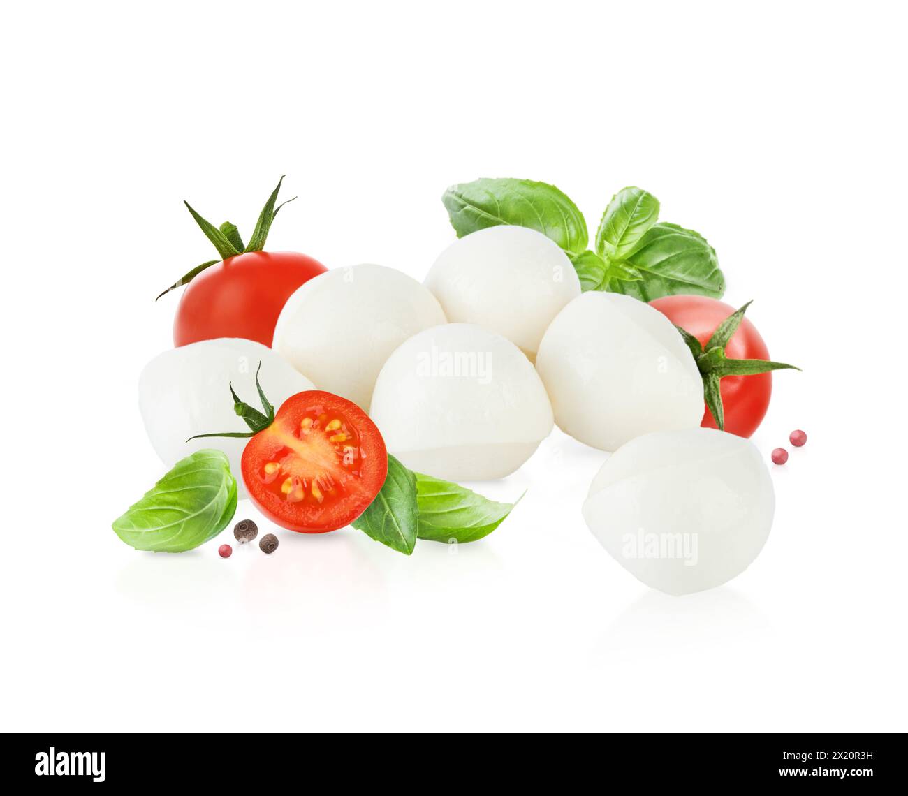 Mozzarella-Käsebällchen, Tomaten, Basilikumblätter und Pfeffer für Caprese-Salat isoliert auf weißem Hintergrund. Modell für Werbung oder Produktpaket Stockfoto