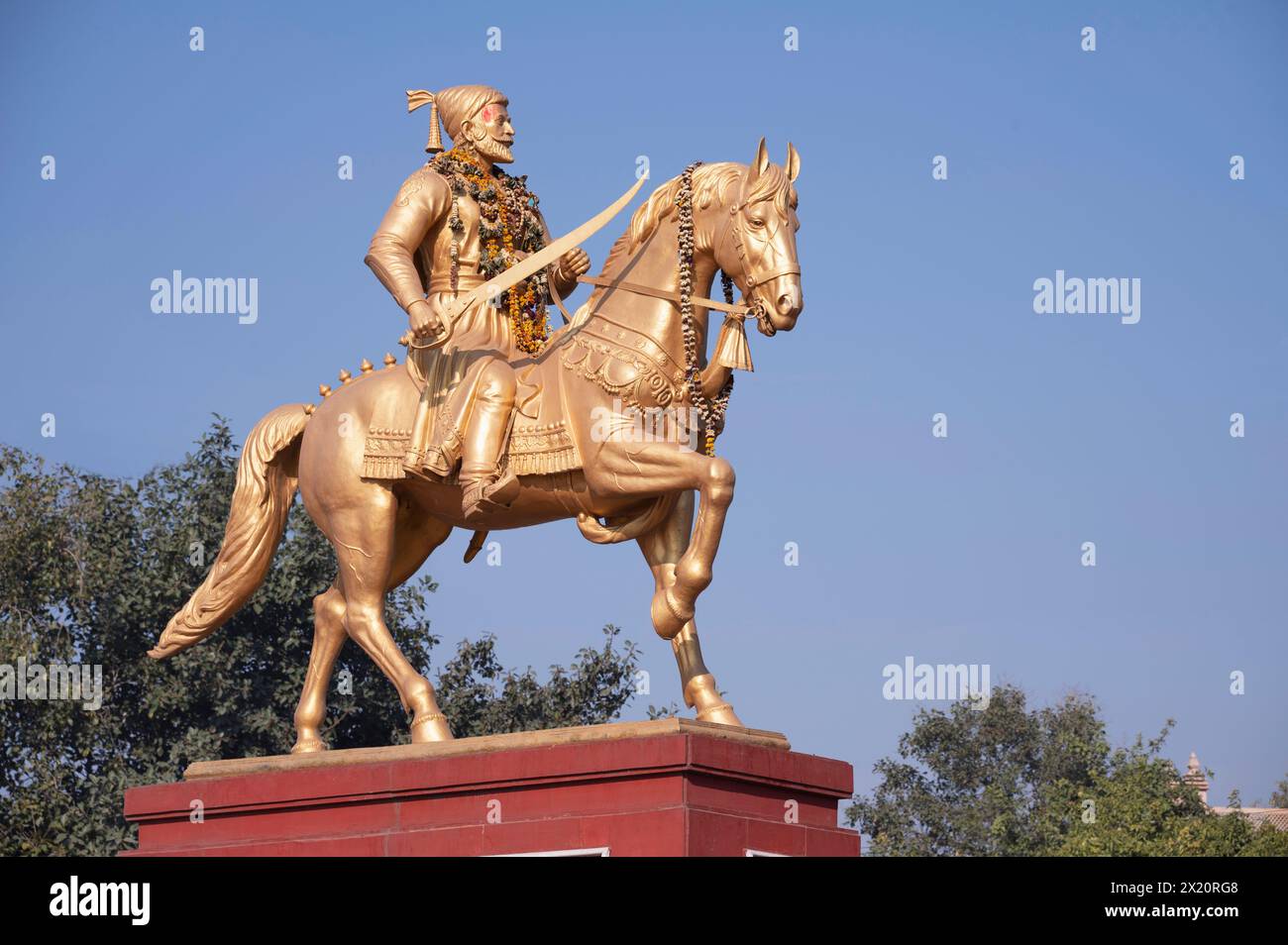 Metallstatue von Chhatrapati Shivaji Maharaj, gegenüber dem Haupteingang des Forts, Agra, Uttar Pradesh, Indien Stockfoto