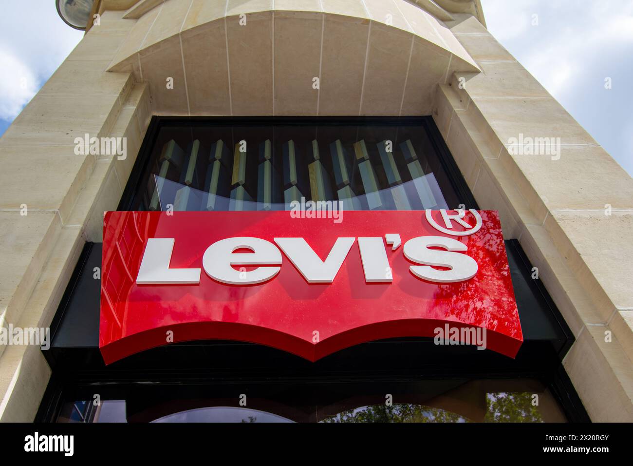 Zeichen eines Levi's Ladens. Levi Strauss and Co ist eine amerikanische Bekleidungsmarke, die weltweit für ihre blauen Jeans bekannt ist Stockfoto