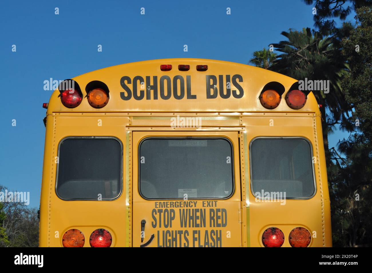 Rückansicht des Schulbusses Stockfoto