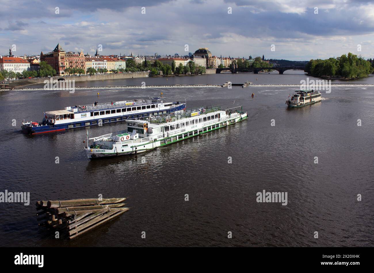 Touristen auf Booten auf der Moldau in Prag, Tschechische Republik, 17. April 2024. (CTK Foto/Milos Ruml) Stockfoto