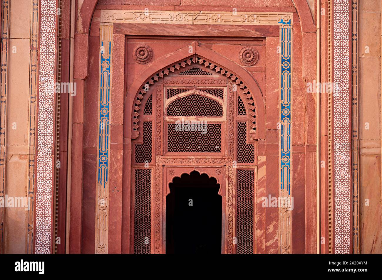 Geschnitzte Wand eines kleinen Grabes, Jama Masjid Innenhof, Fatehpur Sikri, Uttar Pradesh, Indien Stockfoto