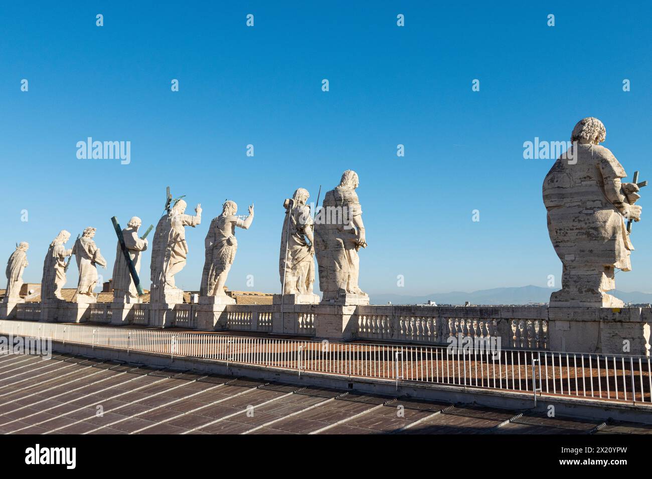 Apostelstatuen in St. Balkon mit Petersdom. Vatikanstaat. Italien Stockfoto