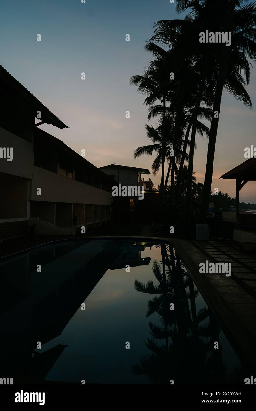 In dieser Villa mit Pool und Kokospalmen erwartet Sie ein ruhiges Leben an der Küste, ein Inbegriff des tropischen Paradieses. Stockfoto