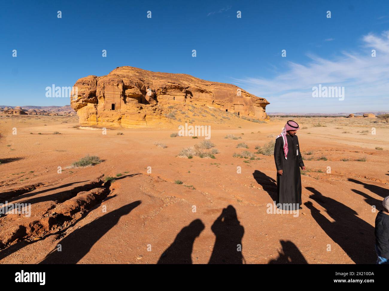 Al Ula, Saudi-Arabien - 5. Februar 2023: Ein saudischer Reiseleiter erklärt den Besuch der Gräber der nabatäischen Zivilisation in Al-Ula am Madain Saleh Stockfoto