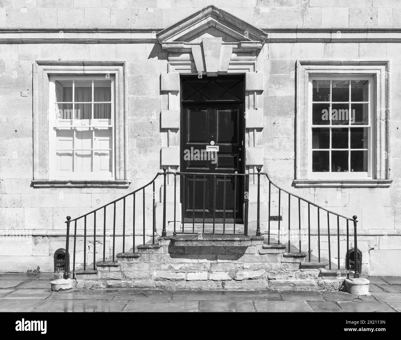 Aufwändiger Türeingang eines neoklassizistischen Gebäudes in Stamford, England. Stockfoto