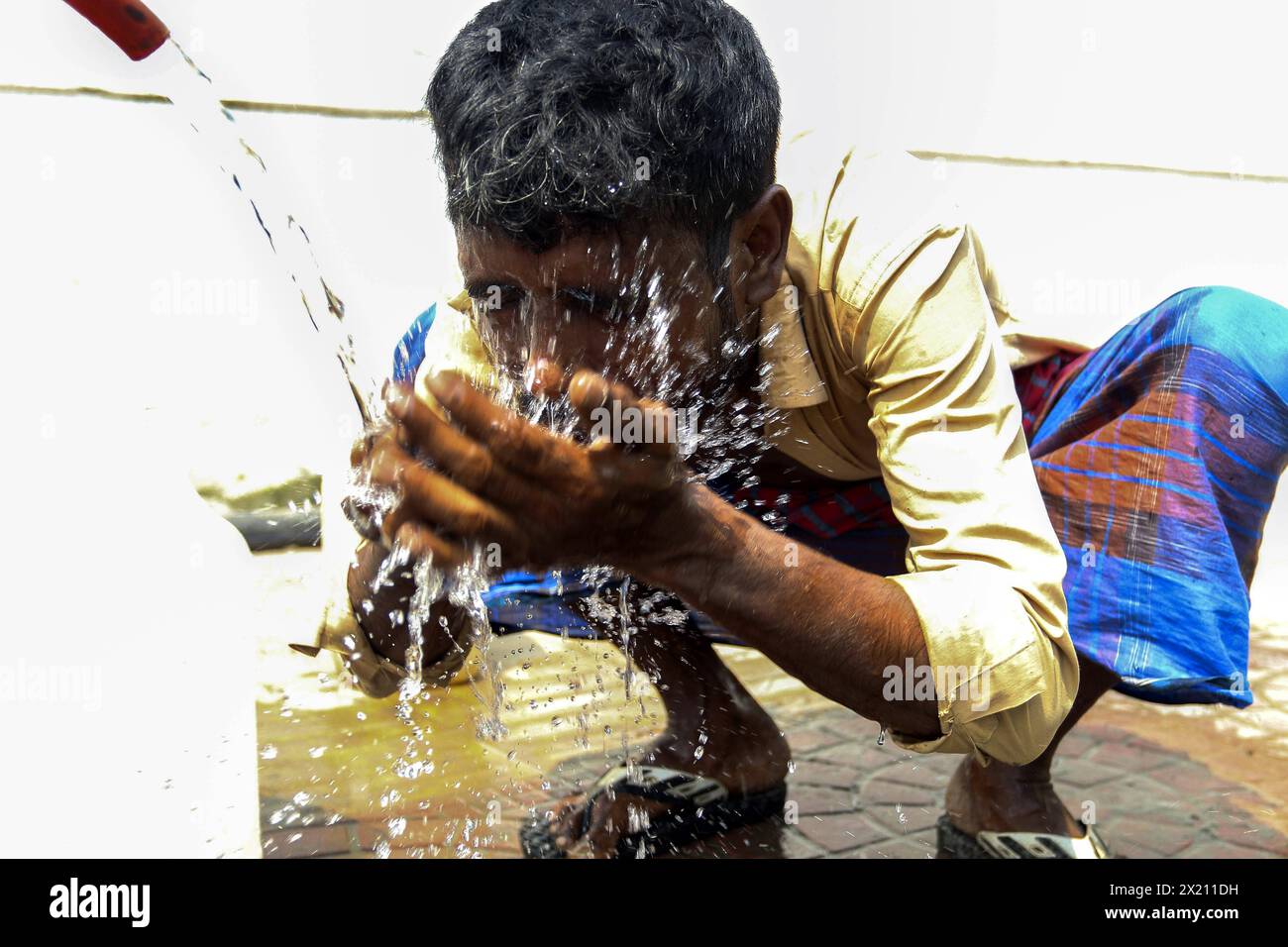 Hitzewelle in Bangladesch Rikscha zieht Getränke aus einer Wasserflasche während der Hitzewelle in Dhaka, Bangladesch, 19. April 2024. Das Meteorologische Department von Bangladesch (BMD) warnte am 15. April, dass die milde bis mäßige Hitzewelle, die über die Divisionen Rajshahi, Dhaka, Khulna, Barisal, Chittagong und Sylhet fliegt, für die nächsten fünf Tage anhalten wird. Dhaka Dhaka Bezirk Bangladesch Copyright: XHabiburxRahmanx Stockfoto