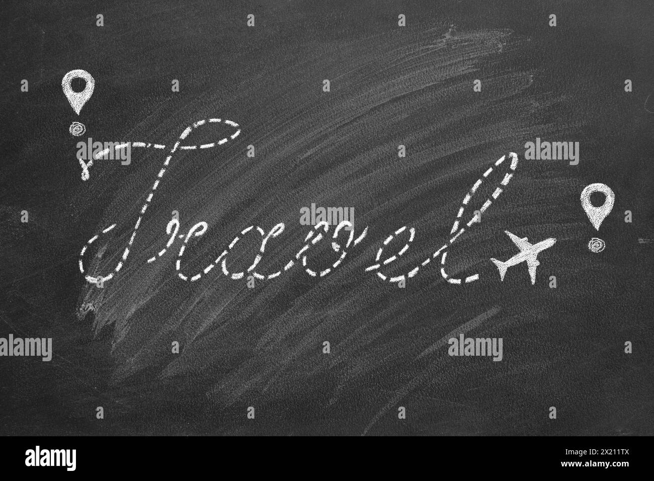 Ein Kreideflugzeug auf der Schultafel schreibt das Wort Reise. Das Konzept von Entspannung, Reisen, Urlaub, Tourismus. Stockfoto