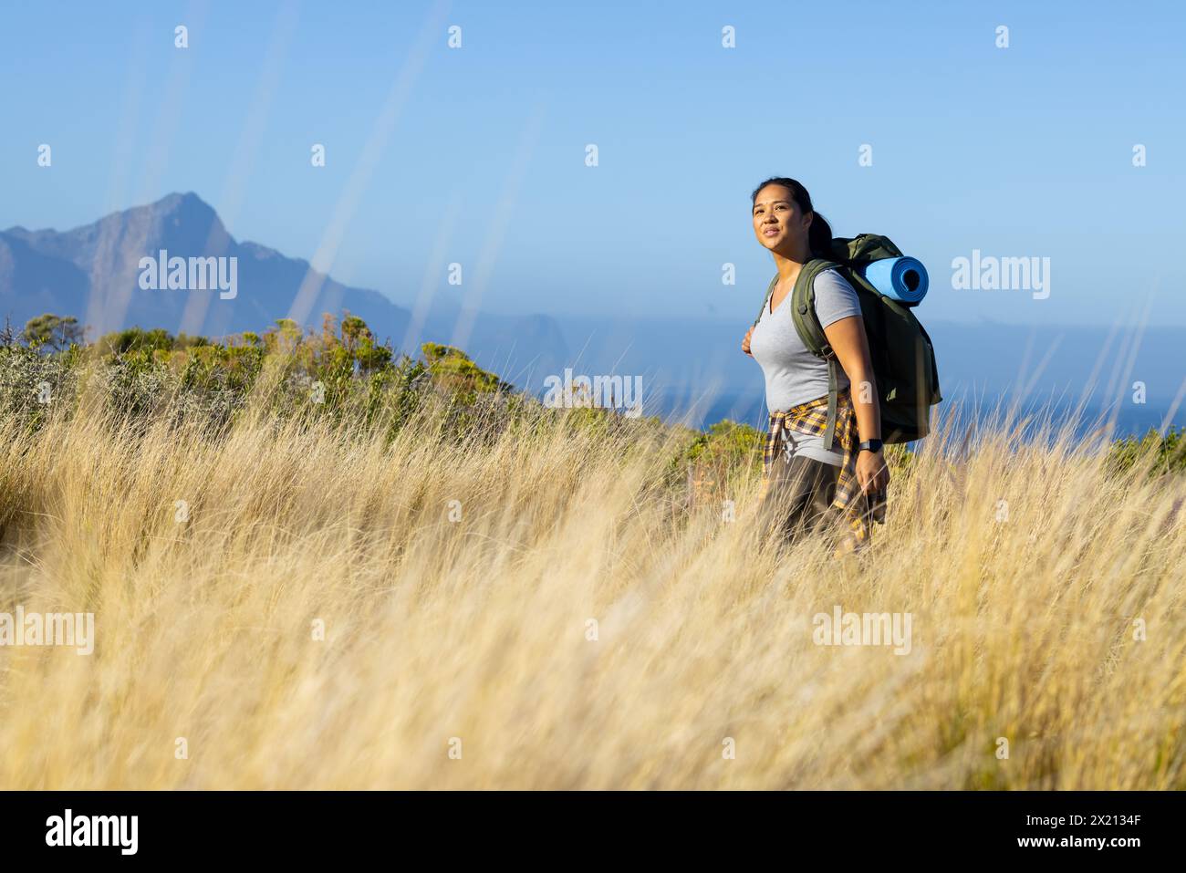 Birassische Wanderer, die in hohem Gras steht, Kopierraum Stockfoto