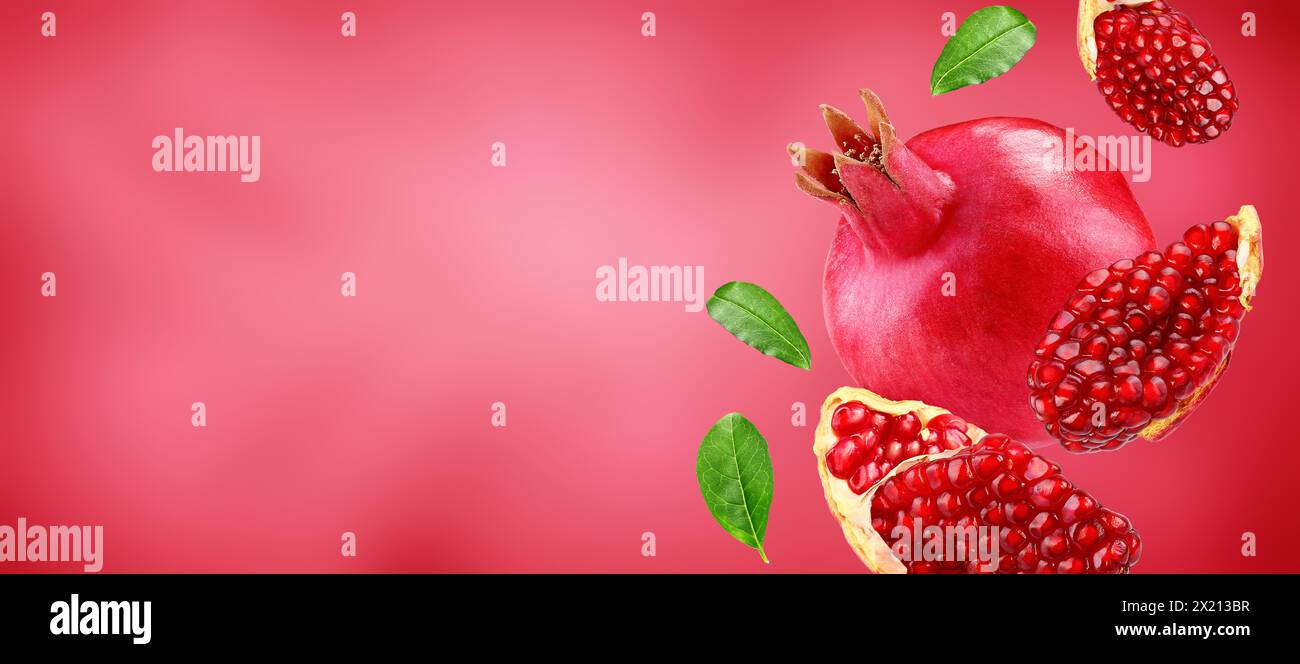 Granatapfel mit Scheibe und Blättern fliegen auf Granatapfelfarbenem Hintergrund. Hintergrund für Etikett, Verpackungsdesign Stockfoto