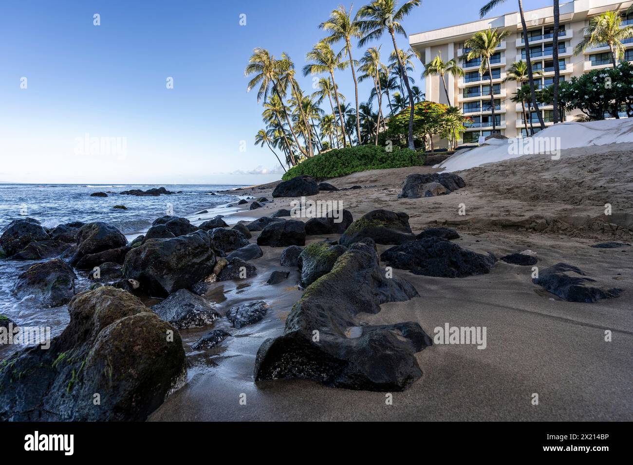 Große vulkanische Felsen ragen aus dem Sand am Ka'anapali Beach in Lahaina, Hawaii. Stockfoto