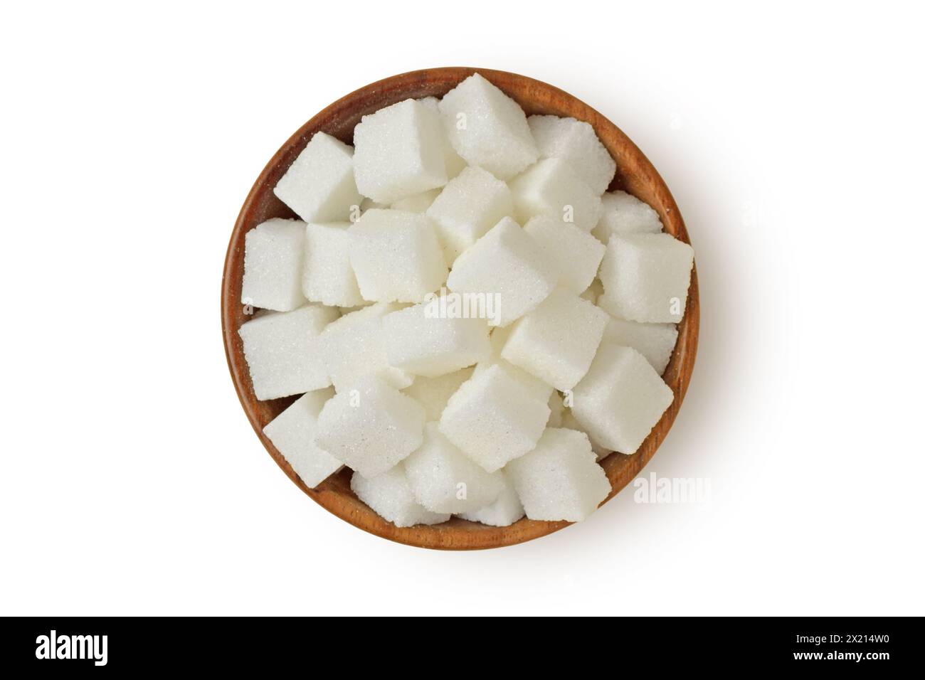 Weiße Zuckerwürfel in Holzschale auf weißem Hintergrund Stockfoto