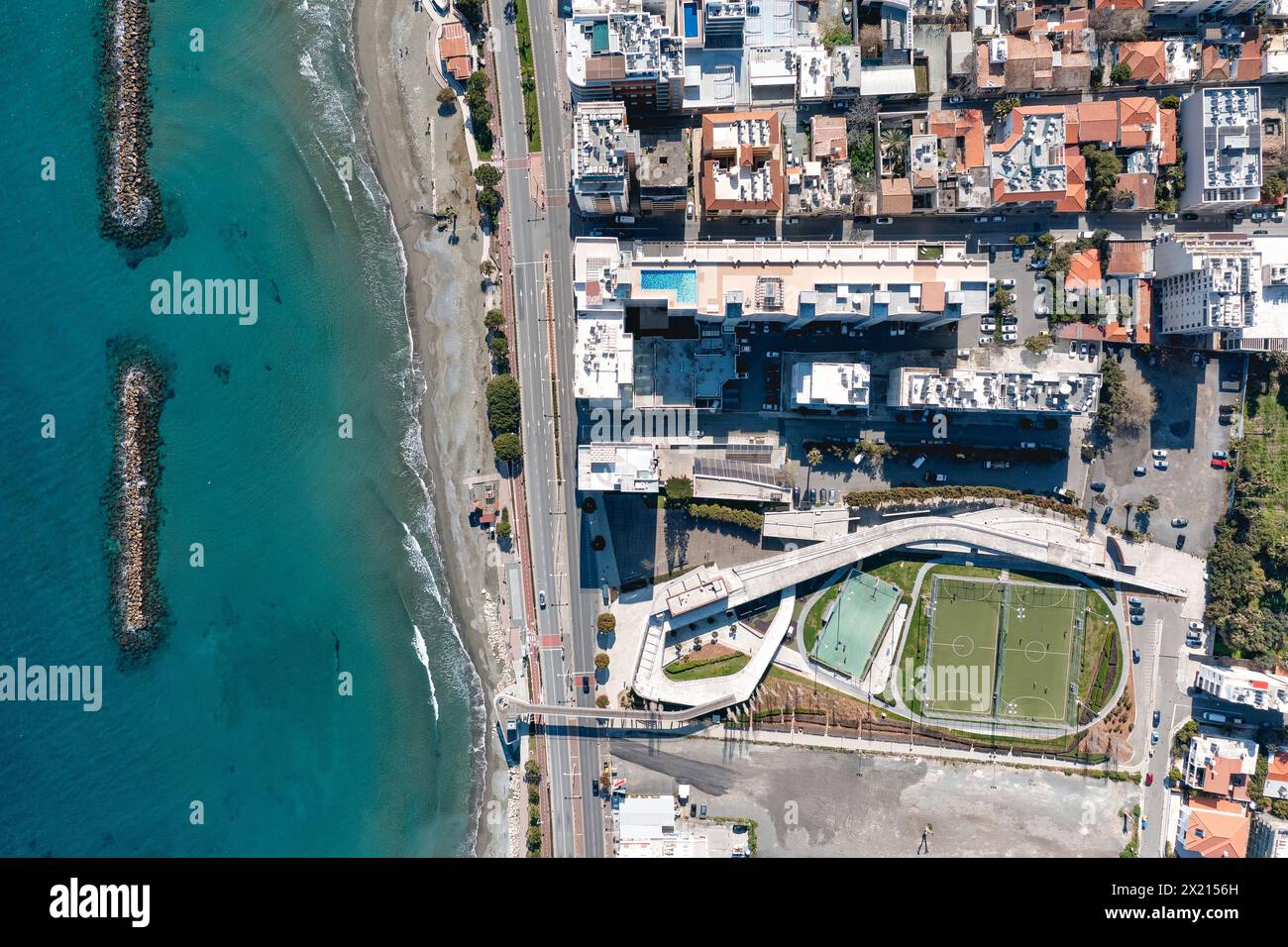 Blick aus der Vogelperspektive auf die Küste von limassol, städtische Gebäude und Straßen am Meer. Zypern Stockfoto