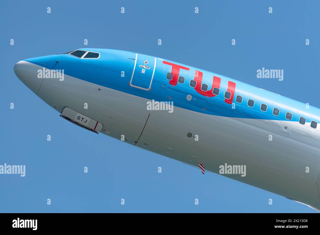 Larnaca, Zypern - 16. Mai 2023: Nahaufnahme einer Passagierflugzeugnase mit TUI Airways-Lackierung beim Landeanflug gegen einen klaren blauen Himmel. Zypern Stockfoto