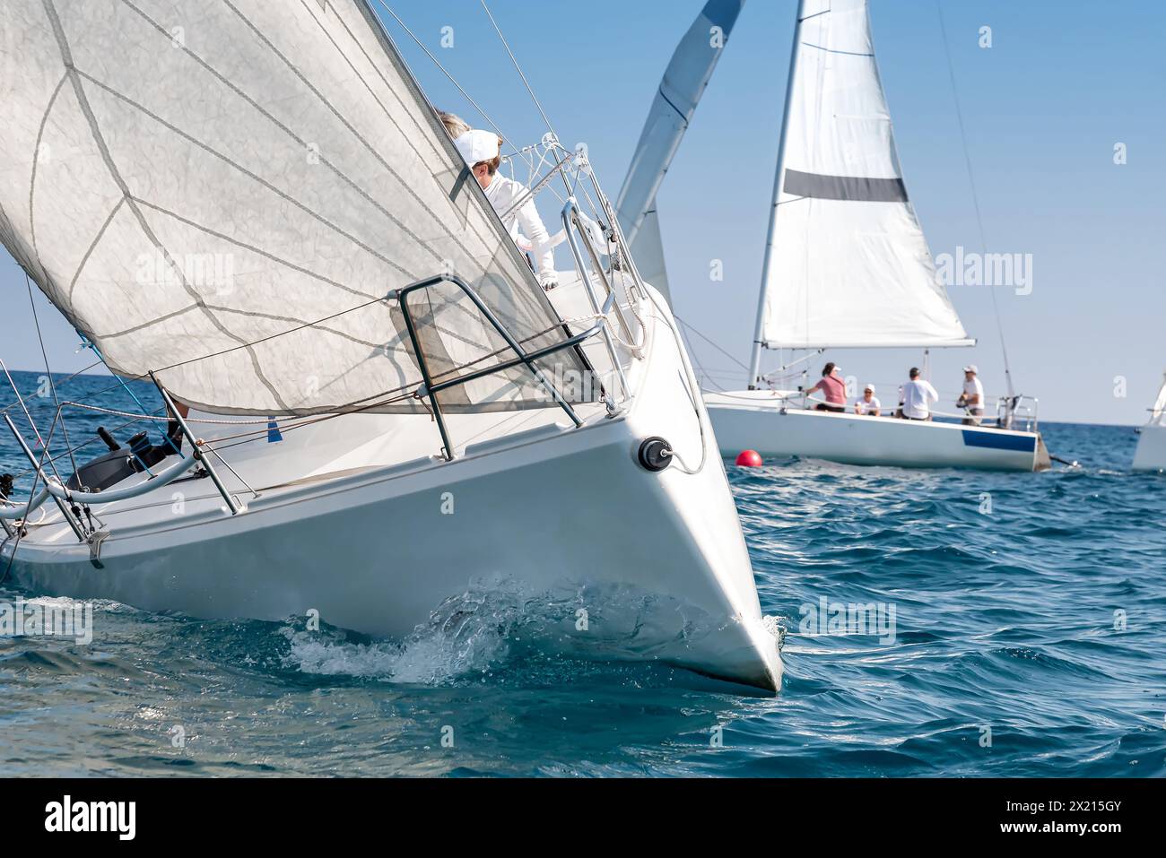 Aufregender Regatta-Wettbewerb für Segel- und Segelbegeisterte im wunderschönen mittelmeer mit Rennbooten, nautischen Sportarten und Marine-Werbung Stockfoto