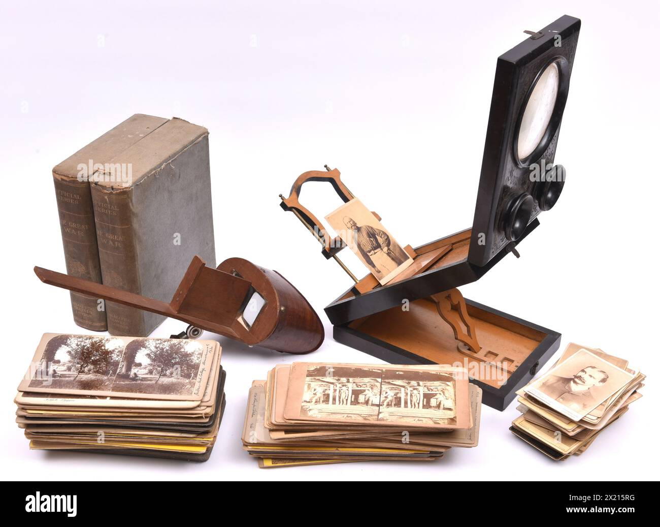 Stereoskopbetrachter, Lupe und 3D-Fotokarten aus dem Ersten Weltkrieg 1914-1918 Stockfoto