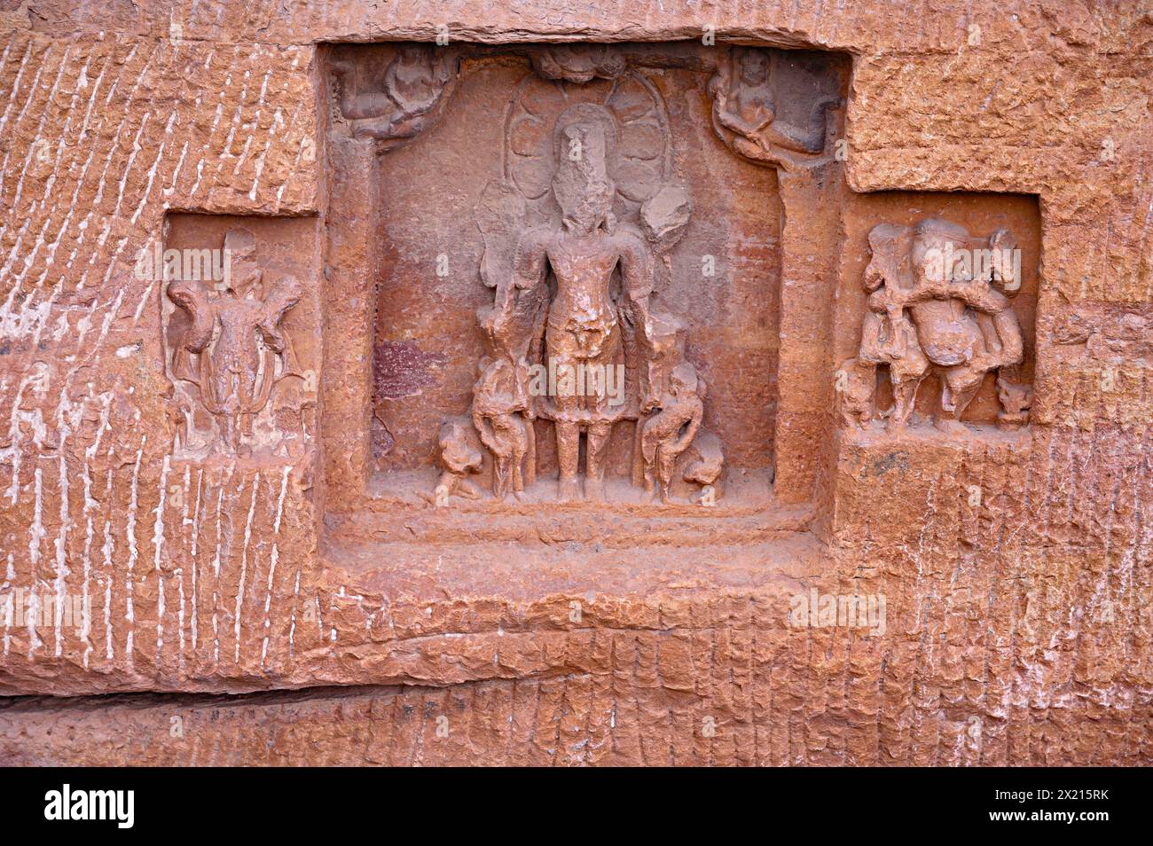 Kleine Jain- und Hindu-Schreine, die in den Hügel gehauen wurden, Fort Complex, Gwalior, Madhya Pradesh, Indien Stockfoto