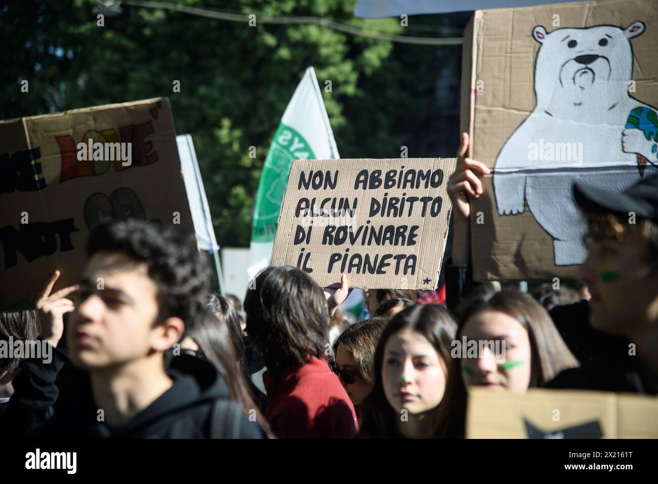 Mailand, Italien. April 2024. Manifestazione Fridays for Future, Sciopero studentesco per il clima, con partenza da Piazza Castello - Venerd&#xec; 19 April 2024 (Foto Claudio Furlan/Lapresse) Fridays for Future, Student Climate Strike Demonstration, Abfahrt von Piazza Castello - Freitag, 19. April 2024 (Foto Claudio Furlan/Lapresse) Credit: LaPresse/Alamy Live News Stockfoto