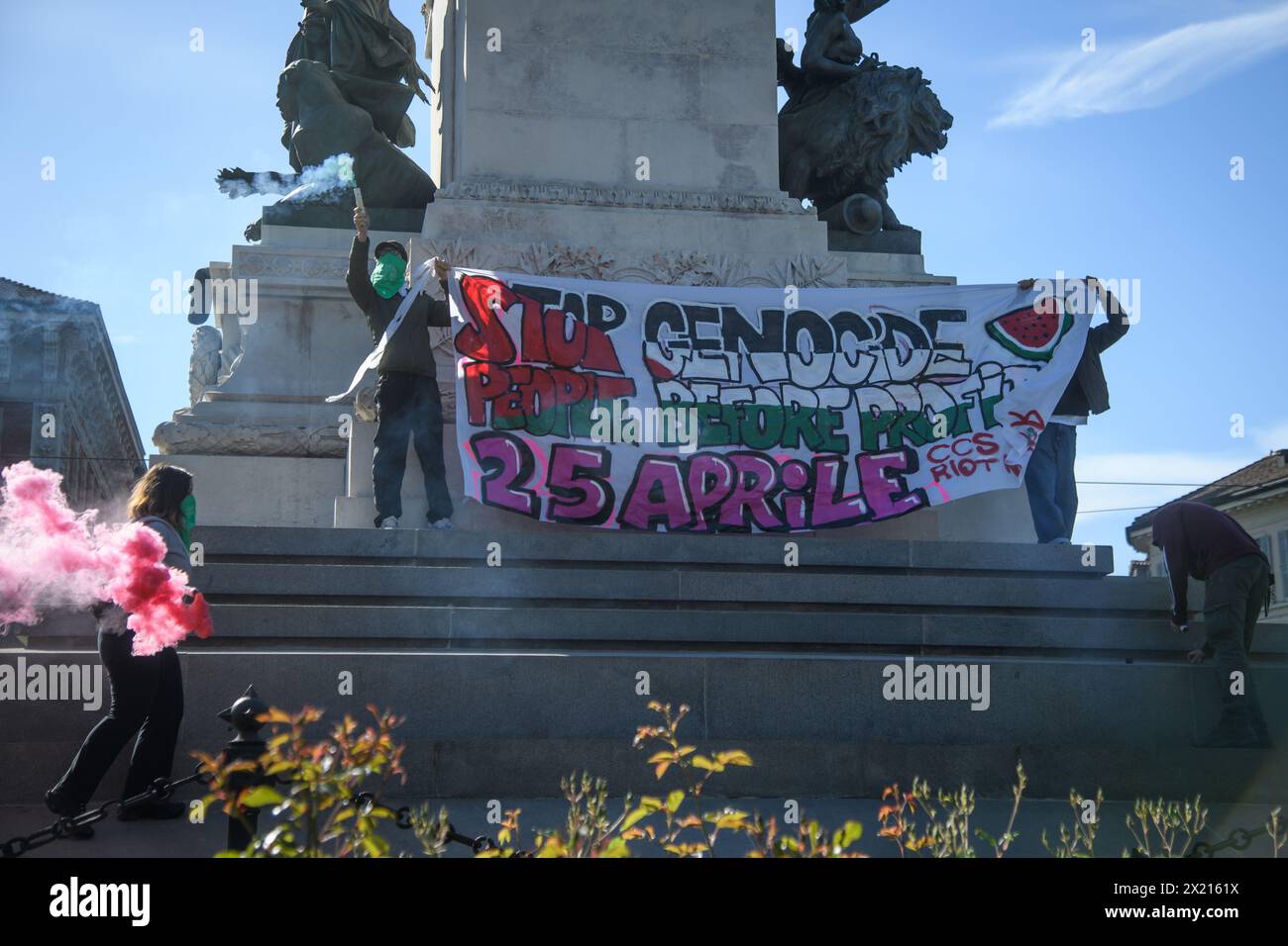 Mailand, Italien. April 2024. Manifestazione Fridays for Future, Sciopero studentesco per il clima, con partenza da Piazza Castello - Venerd&#xec; 19 April 2024 (Foto Claudio Furlan/Lapresse) Fridays for Future, Student Climate Strike Demonstration, Abfahrt von Piazza Castello - Freitag, 19. April 2024 (Foto Claudio Furlan/Lapresse) Credit: LaPresse/Alamy Live News Stockfoto