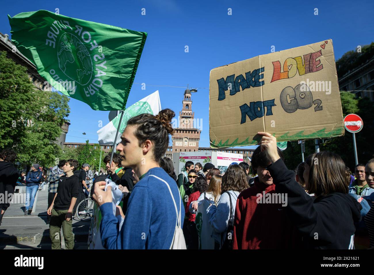 Mailand, Italien. April 2024. Manifestazione Fridays for Future, Sciopero studentesco per il clima, con partenza da Piazza Castello - Venerd&#xec; 19 April 2024 (Foto Claudio Furlan/Lapresse) Fridays for Future, Student Climate Strike Demonstration, Abfahrt von Piazza Castello - Freitag, 19. April 2024 (Foto Claudio Furlan/Lapresse) Credit: LaPresse/Alamy Live News Stockfoto