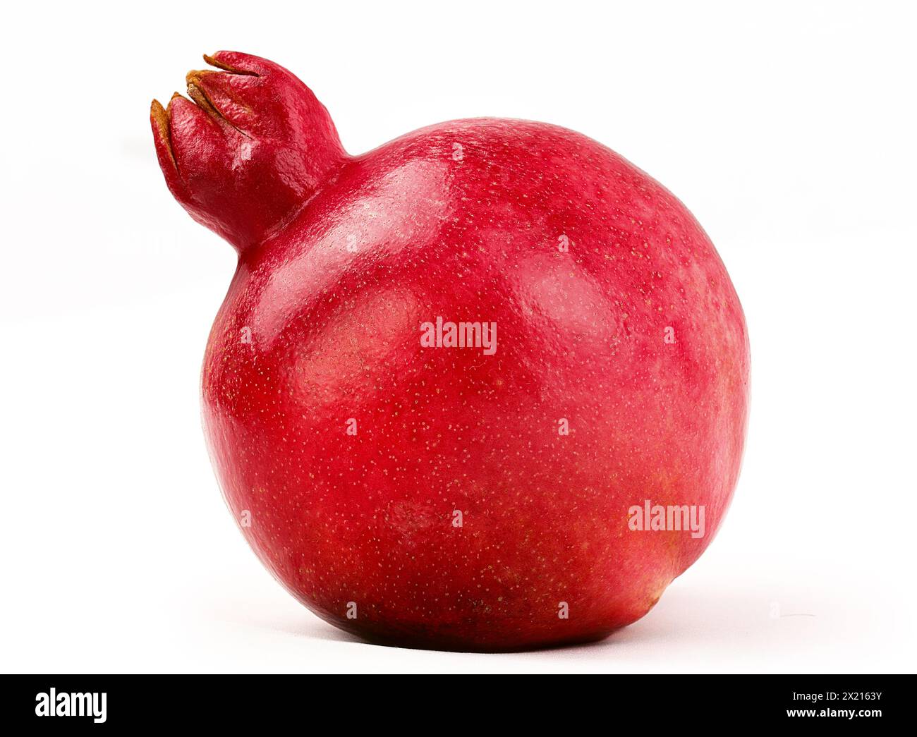Granatapfel mit Scheibe und Blatt isoliertem weißem Hintergrund Stockfoto